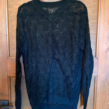 Pull en tricot noir style gothique y2k