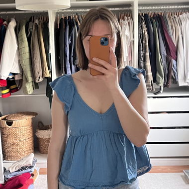Top volant blu