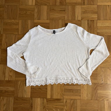 Weisses Langarmshirt mit Spitze