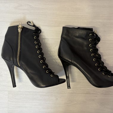 Stivaletti neri allacciati Steve Madden