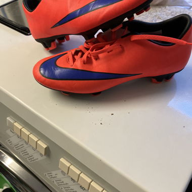 Rote Nike Fussballschuhe