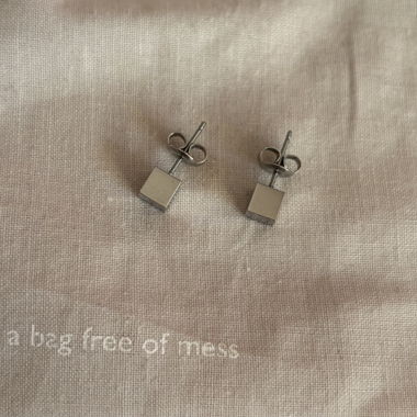 Boucles d’oreilles à clous carrés
