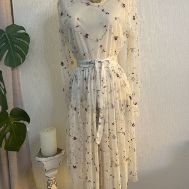 Abito in tulle ricamato