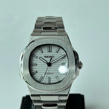 Patek Philippe Nautilus Mod “Snow White”