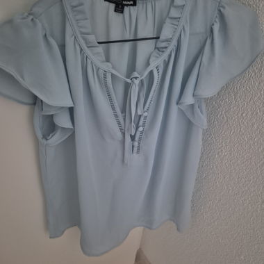 Blouse à volants bleu clair