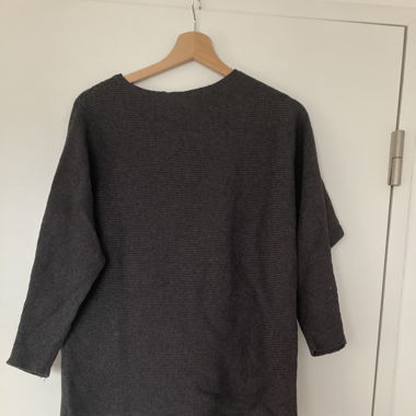 Grauer Pulli