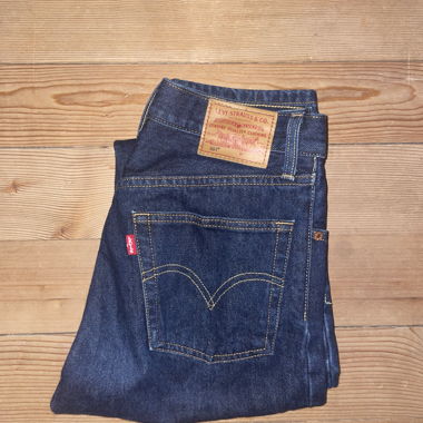 dunkelblaue straightleg levis jeans