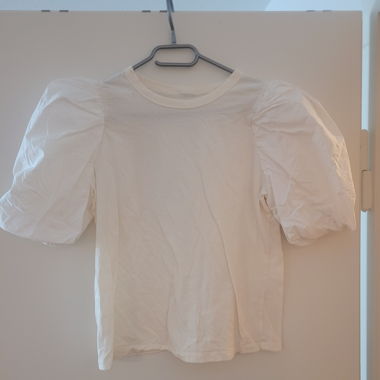 T-shirt bianco a maniche a sbuffo