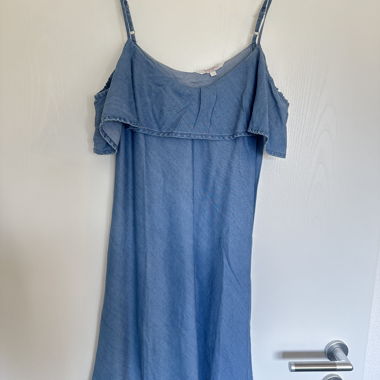 Kleid mit Volants
