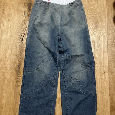 Jeans mit weissem Bund
