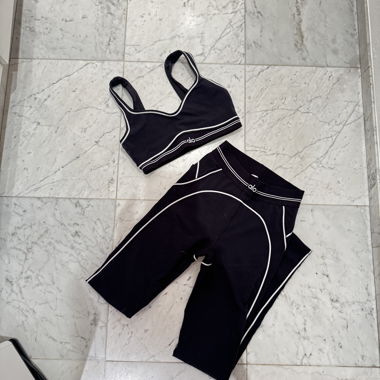 ALO schwarzes Sport-BH- und knielanges Sportshorts-Set