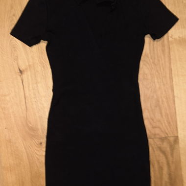 Schwarzes figurbetontes Kleid