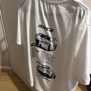 T-shirt bianca con grafica racing