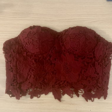 Haut crop top rouge dentelle 