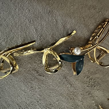 Fermaglio a foglia dorata