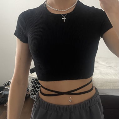 Fitted black top