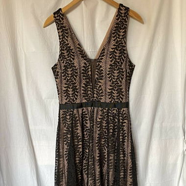 Elegantes Abend Kleid mit Schwarzer Häkel Spitze