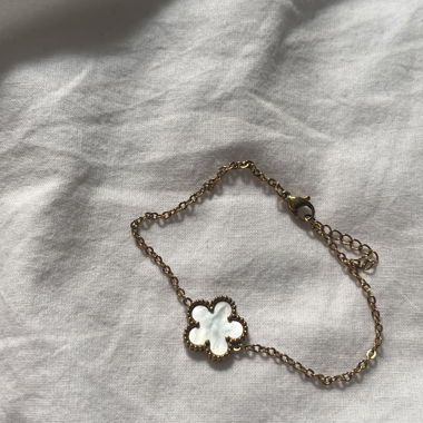 Bracciale dorato con quadrifoglio in madreperla