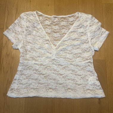 Haut blanc à encolure V en dentelle