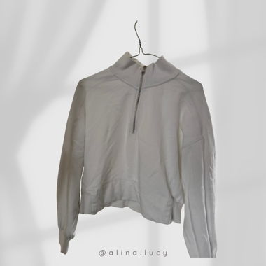 Weisser Kragenpullover