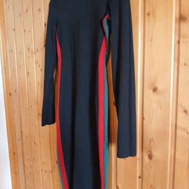 Eng anliegendes schwarzes Kleid