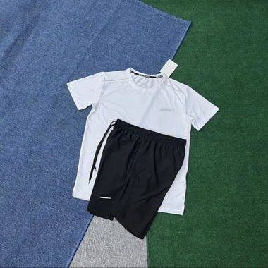 Set maglietta e pantaloncini sportivi