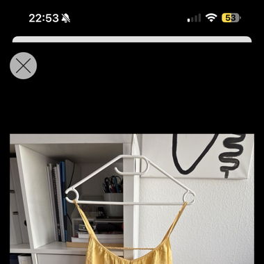 , gelbes Kleid mit Spaghettiträgern 