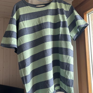 T-shirt a righe con tasca