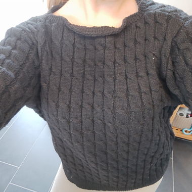 Pull noir à motif torsadé