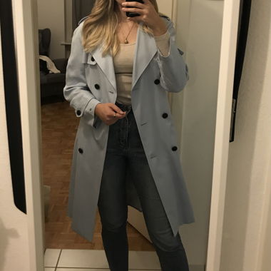 Hellblauer Trenchcoat