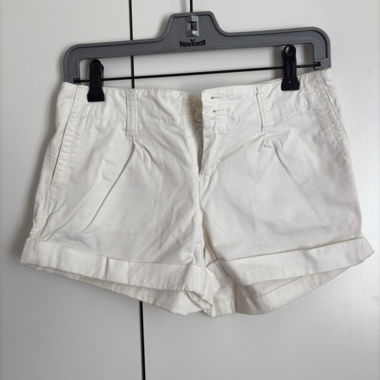 Short blanc boutons blancs