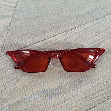 Lunettes de soleil œil-de-chat rouges