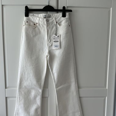 Weiße Jeans-Hose mit weitem Bein