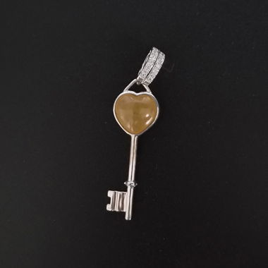 Pendentif en forme de clé avec calcite orange
