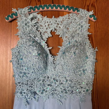 Robe en dentelle bleu clair pour la cérémonie