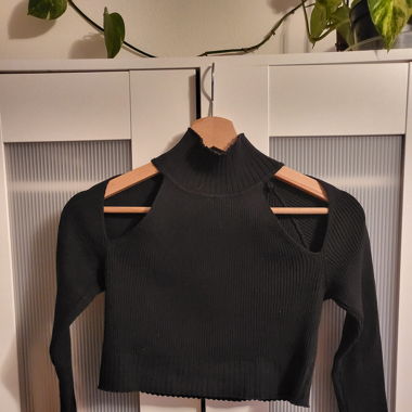 Cut out detail crop top