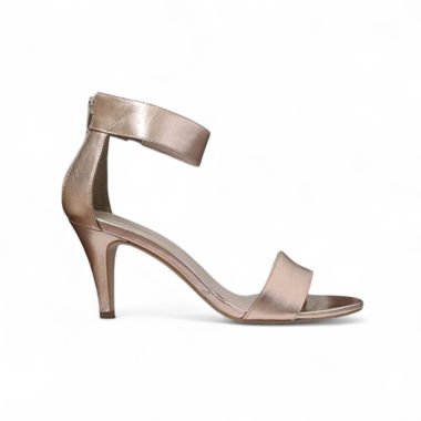 Sandales roses dorées à talons hauts.