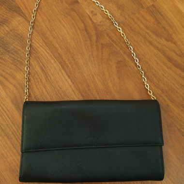 Pochette Furla nera in pelle con catena dorata