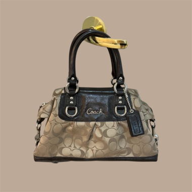 Borsa Coach con monogramma dallo stile y2k dorato