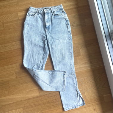 Jeans with slit at the leg
