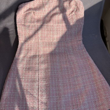 Abito rosa a fascia con fiocco