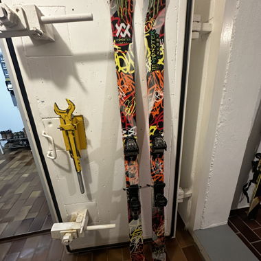 Sci Freestyle Volkl Revolt 81 con attacchi