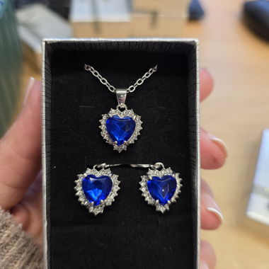 Set di gioielli con pietre a cuore blu