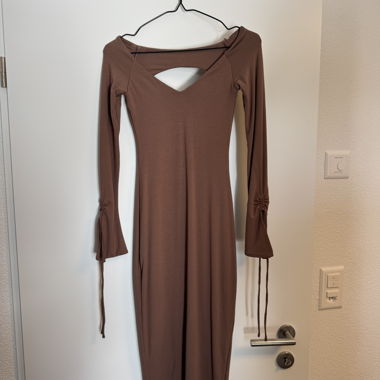 Robe brune avec découpe