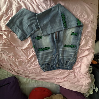 Baggy-Hose mit grünen Patches