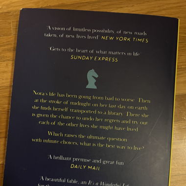 Book  The Midnight Library from Matt haig 
