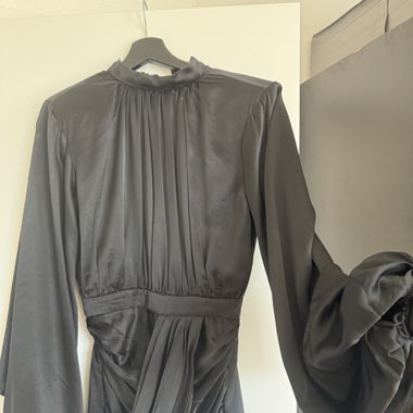 Robe en satin noir HouseofCB