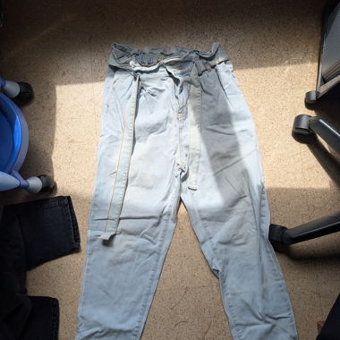 Pantalon bleu clair à taille ceinturée