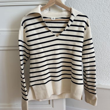 Gestreifter Pullover mit Matrosenkragen