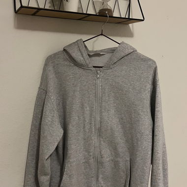 Felpa grigia con zip e cappuccio